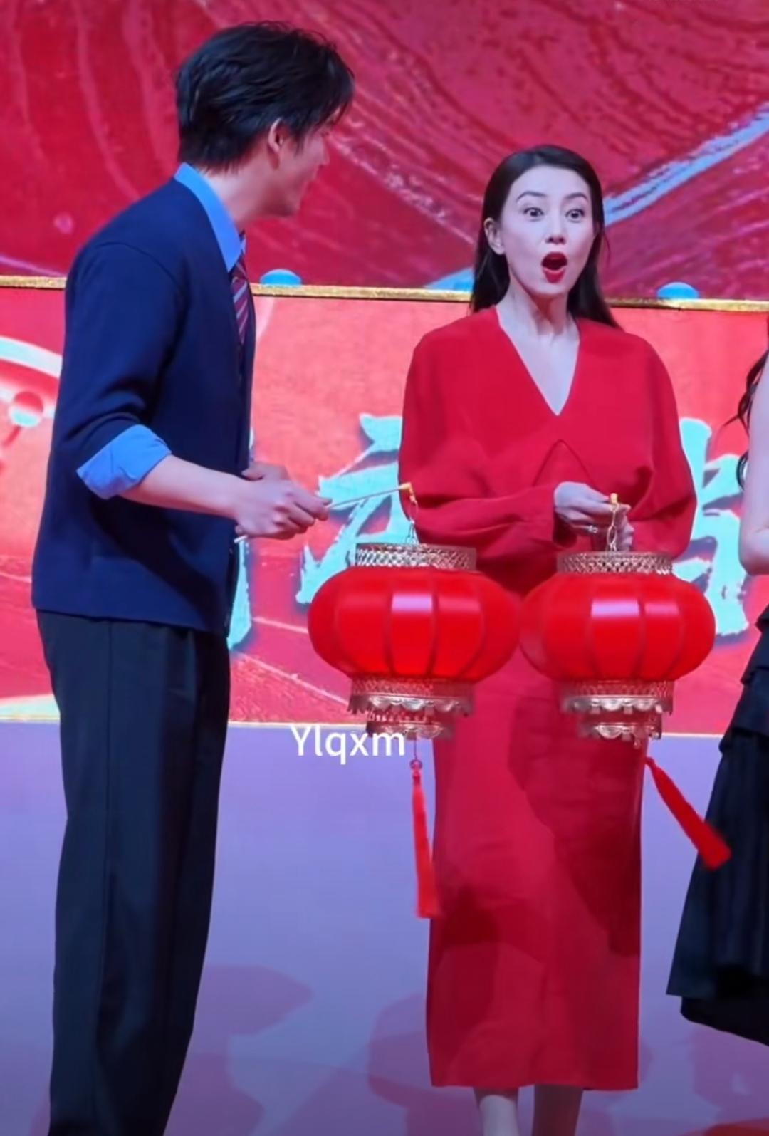 活动后台超逗！高圆圆瞅着张天爱和王安宇站一块儿，热情劲儿直接拉满，乐呵呵挤中间打