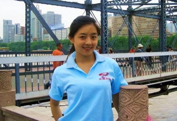 2015年，四川电视台女主播佟瑶，吃完饭回宾馆途中，实在尿急，就停下车钻进路旁灌