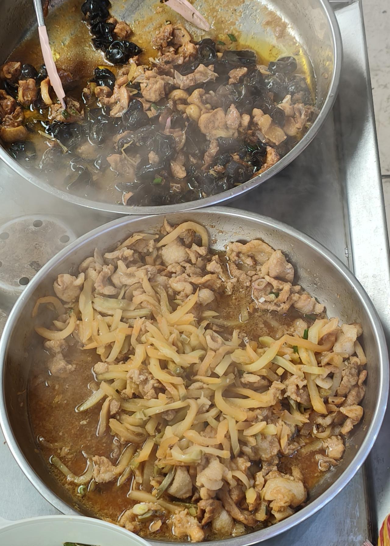 中午一个人不知道吃什么，出来逛街见到有卖快餐的，一盒饭，配三个菜才15元，看看这