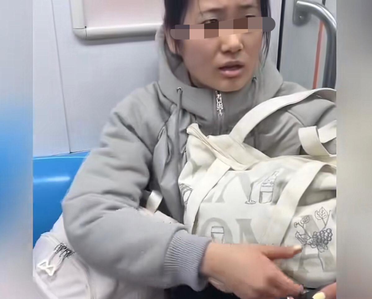 南京这名地铁工作人员的不作为，让所有的南京人感到羞愧！近日，南京地铁，一名大