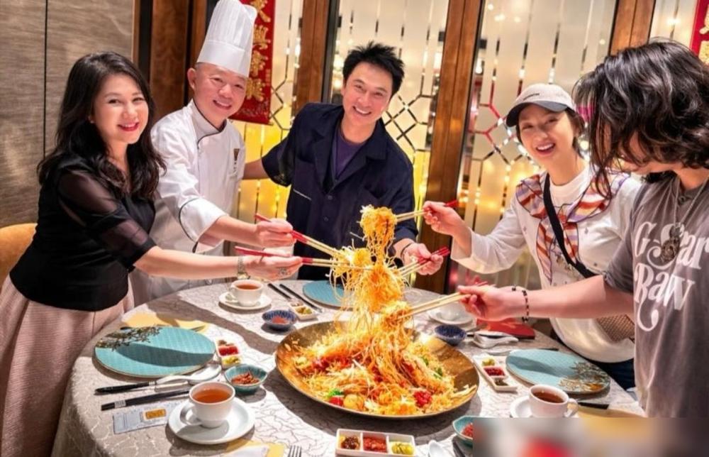 吴镇宇“藏”了24年的娇妻王丽萍终于露面了，53岁的年纪，那股子清冷淡雅的气质竟