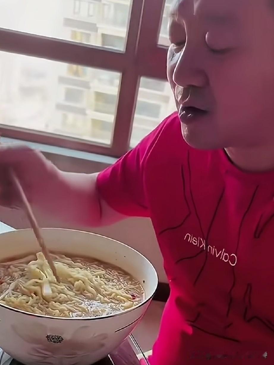 瞧瞧谢广坤的饭量有多惊人，他一顿能吃下6袋方便面，一碗泡上5袋，先把方便面自带的