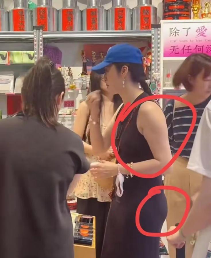 姚晨穿紧身背心裙买花，胳膊粗、屁股塌毫无身材焦虑，看脸还是年轻貌美……不少女明