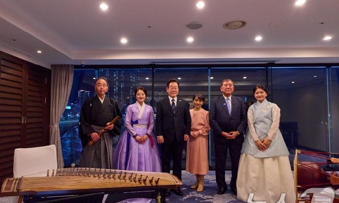 日本首相夫人石破佳子在韩国参加活动，穿粉色长裙气质太绝了，可惜的是李在明夫人没有