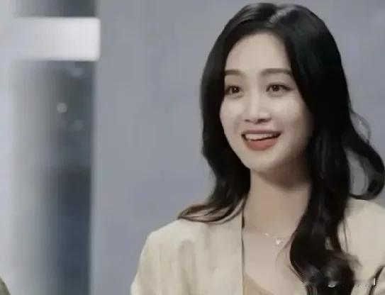 易立竞问蓝盈莹：你每次恋爱空窗期大概多久？蓝盈莹直接说：都不会很久。目前她正在恋