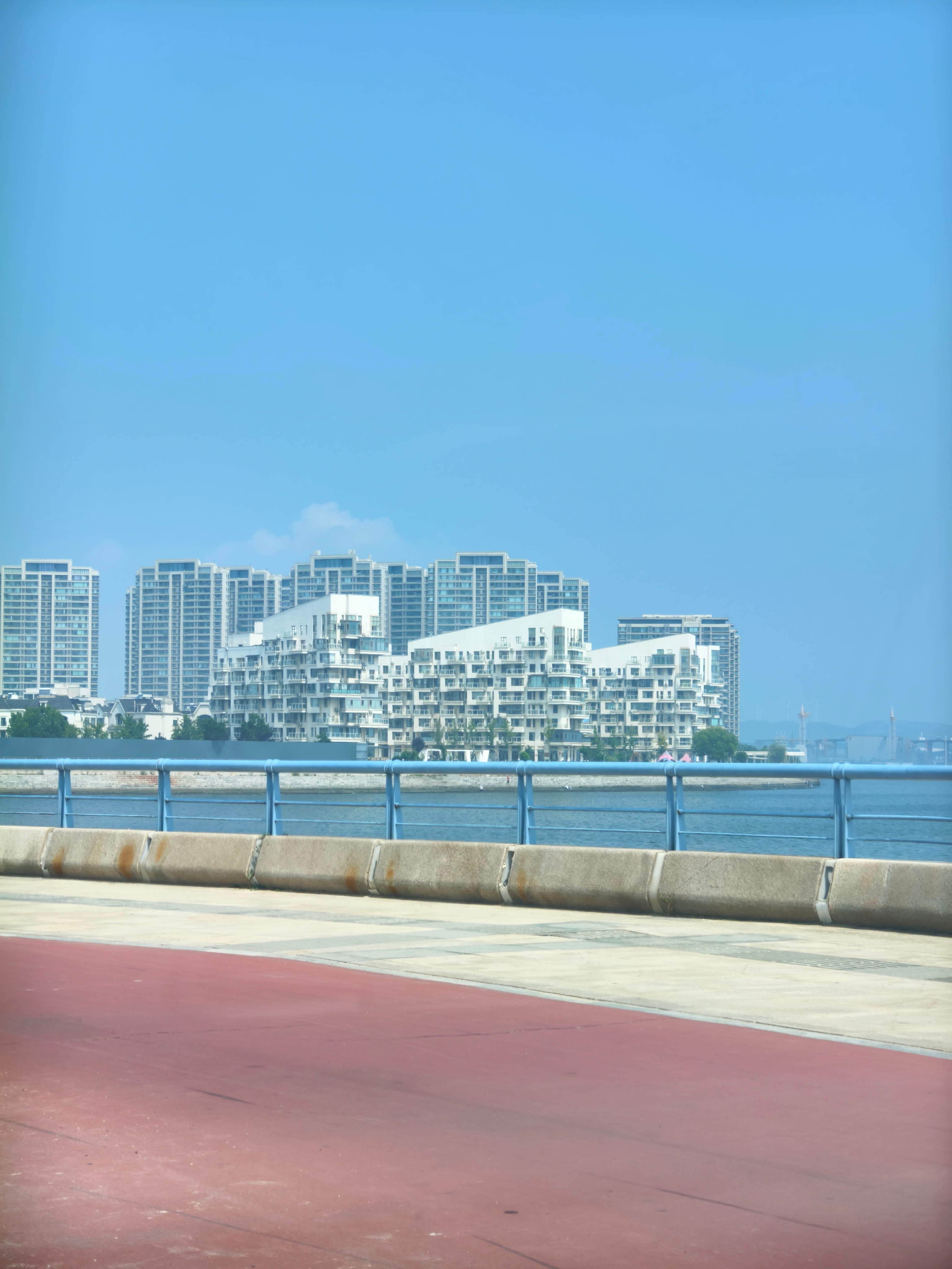 烟台的海边，跟青岛比，还是差别挺大的。烟台·金沙滩湿地公园