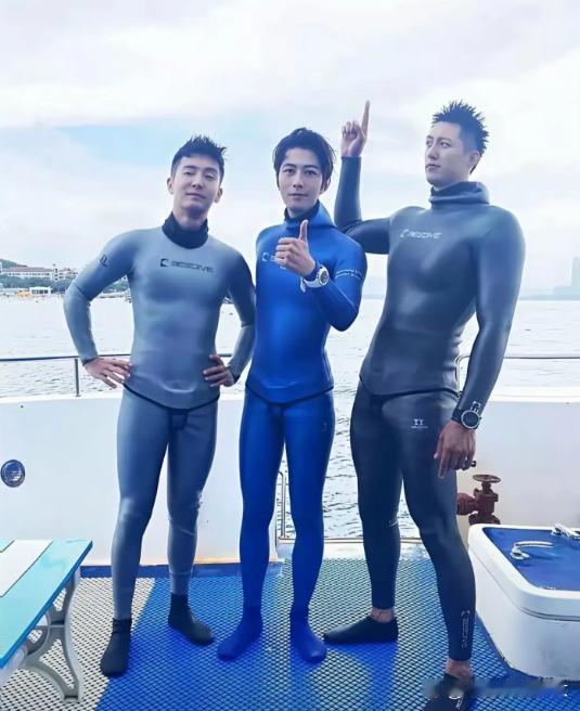 没有对比感觉也没什么，但是这样站在一起一比较，感觉黄景瑜真的好大只啊。东北爷们都