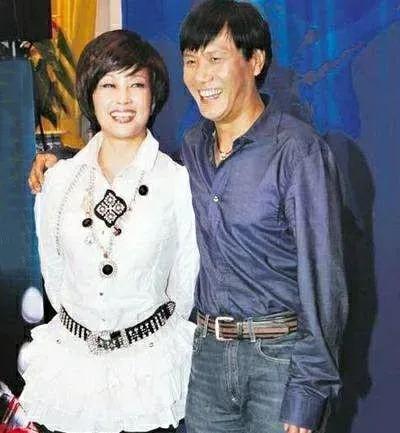 刘晓庆和阿峰的婚姻走到了尽头，阿峰的一个离婚请求让她震惊不已。面对这样的冲击，她