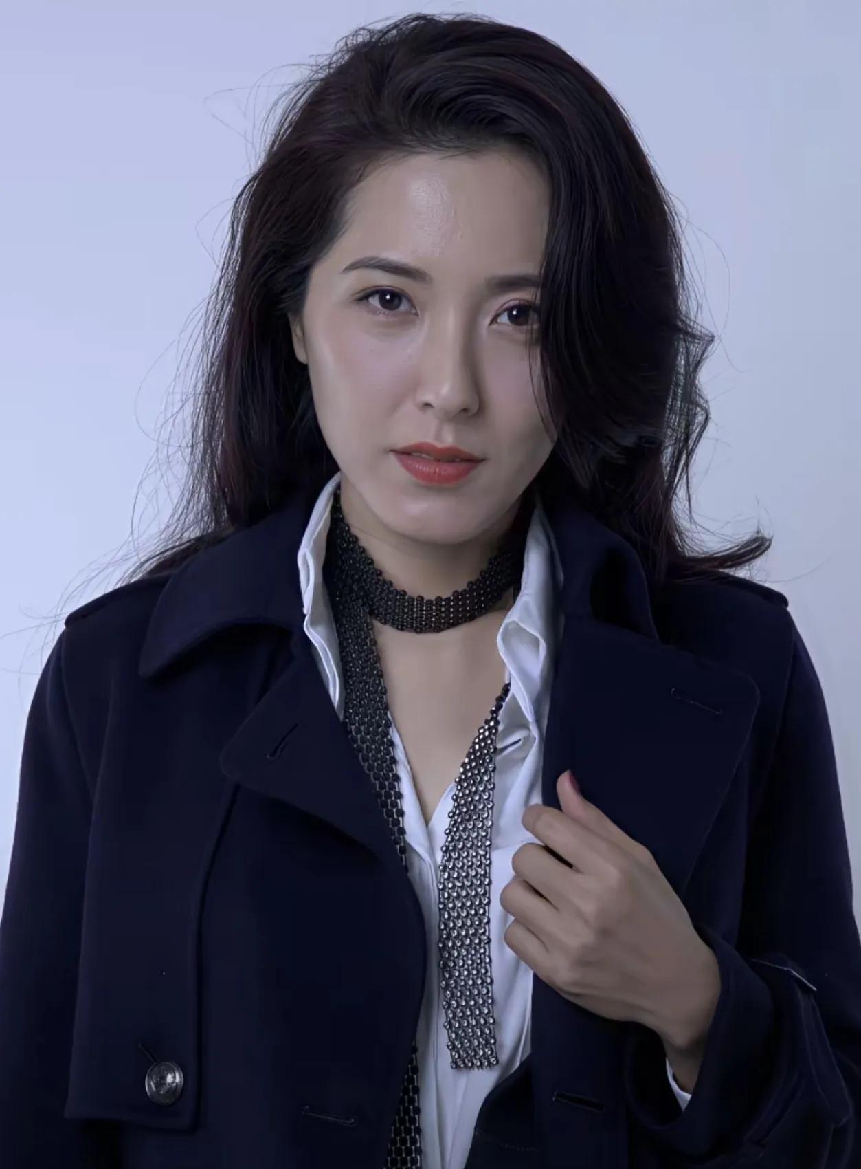 看完曾黎这组生感写真，才懂什么叫岁月沉淀出来的美。不追求磨皮到失真，保留皮肤真