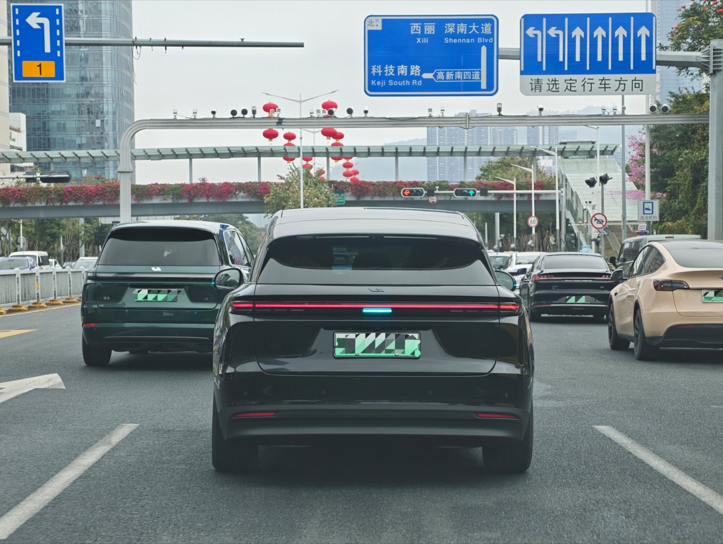 感觉马路上亮起小蓝灯的车越来越常见了，根据我的个人观察，其中理想是最多的，当然鸿