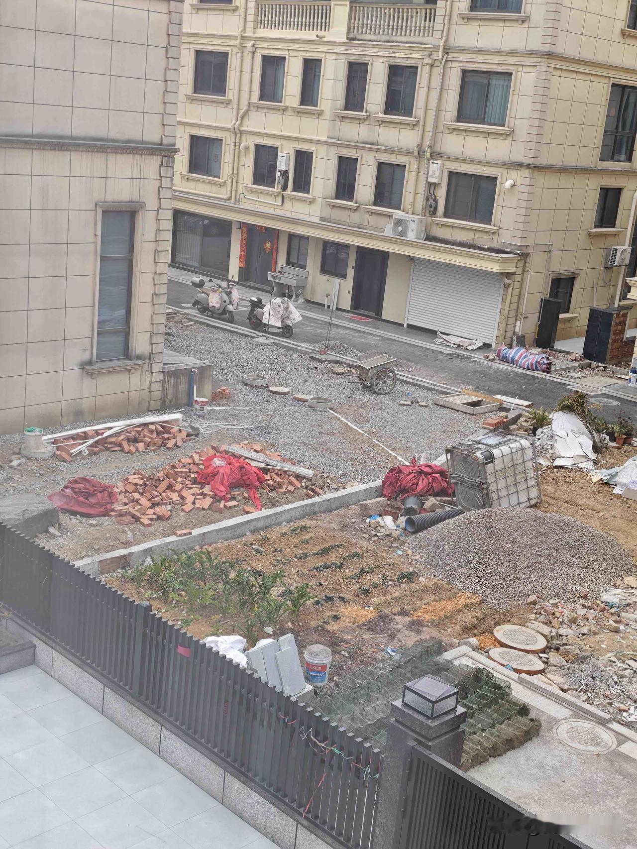 求支招！右边邻居在我家门口种地她说这块是公用的地方不是我家的，我家围墙已经围起