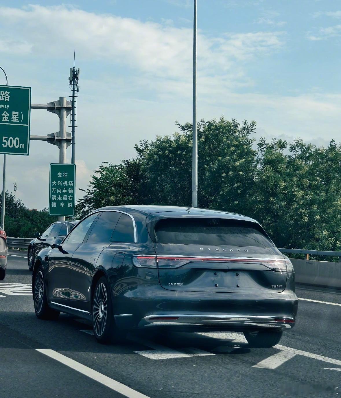 有网友在路上拍到了享界S9T实车！​​​