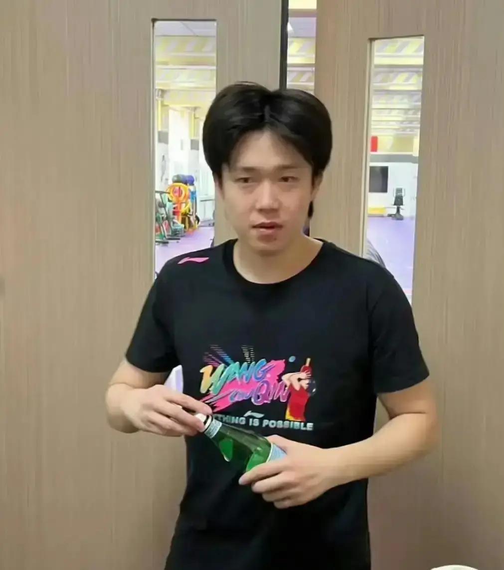 王楚钦变“白净”了，别急着夸颜值——这是巴黎前最聪明的“隐身”。你只看到他