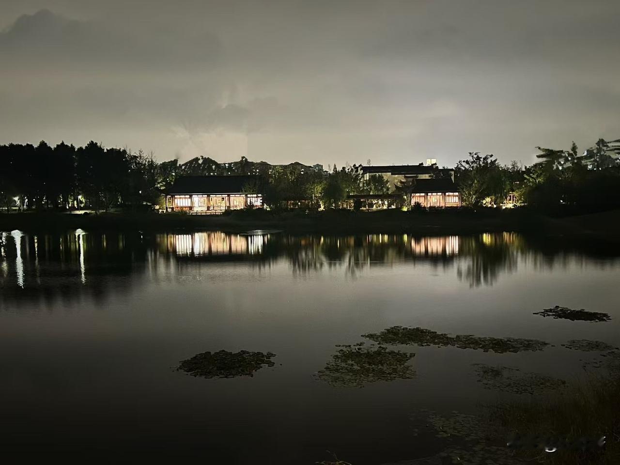 在我毕业参加工作的时候，奶奶对我说租房子住不要租二楼不要租在饭店上面！按