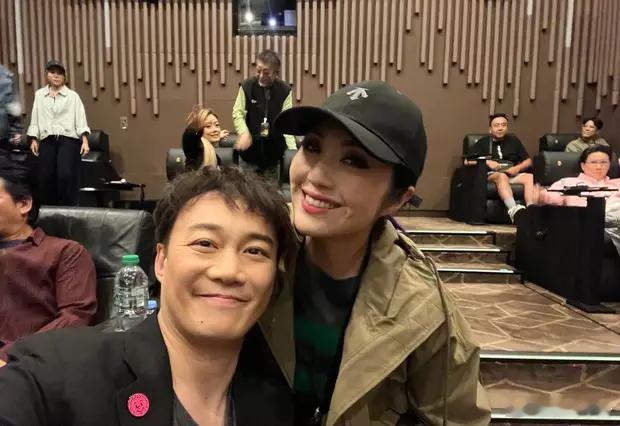 陈奕迅晒出与杨千嬅容祖儿等好友合照，搞怪自拍超开心。​​​