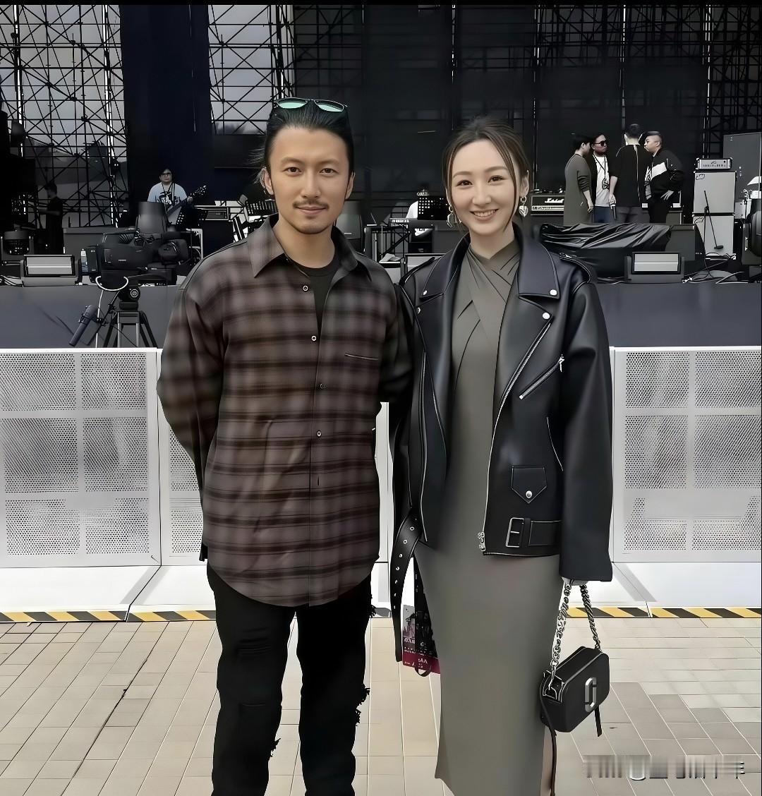 45岁谢霆锋，沧桑感拉满！家人们，刷到45岁谢霆锋后台近照，直接梦回青春！曾
