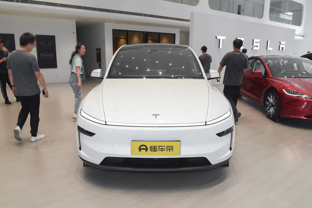 在新能源汽车市场激战正酣的当下，特斯拉推出的ModelYL六座版，无疑成为车