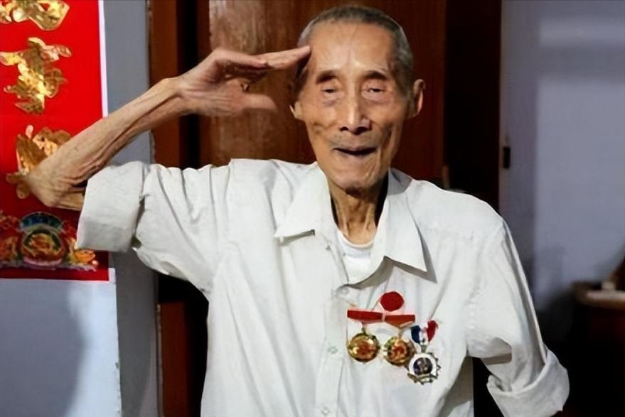 1942年，黄士伟在路上埋地雷阻击日军，没想到全部被日军排掉了，这时，他突然产生