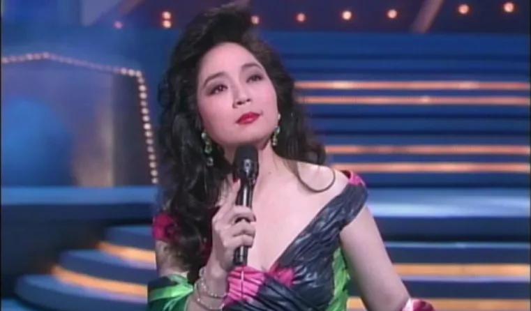 1983年，湖北妞徐小凤出席十大中文金曲颁奖礼，登台领奖时，何鸿燊开玩笑说她又老