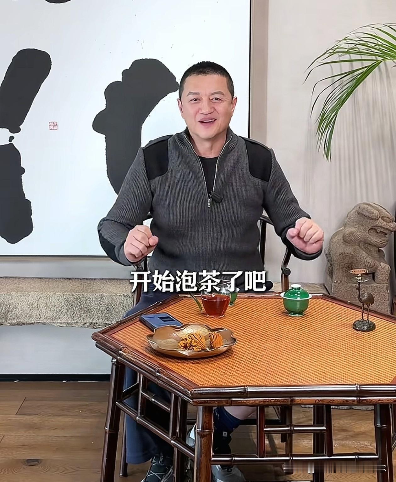 在李亚鹏直播间买茶叶的“受害者”者出现了。李亚鹏更新视频说自己怎么爱上喝茶的，结