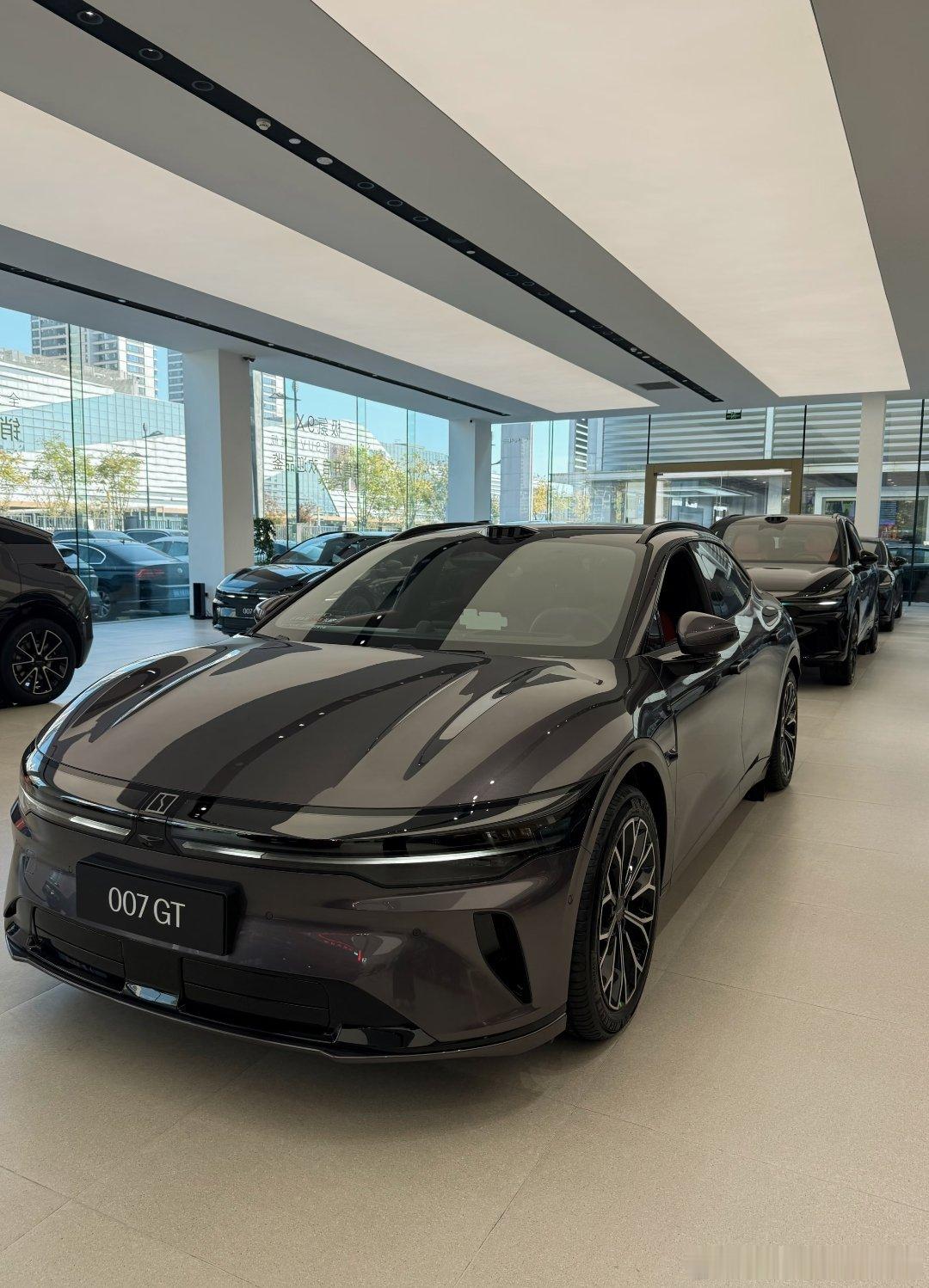 好不容易的小长假，我们开着极氪来了场说走就走的露营。尾门秒变观景台，我们并排坐着