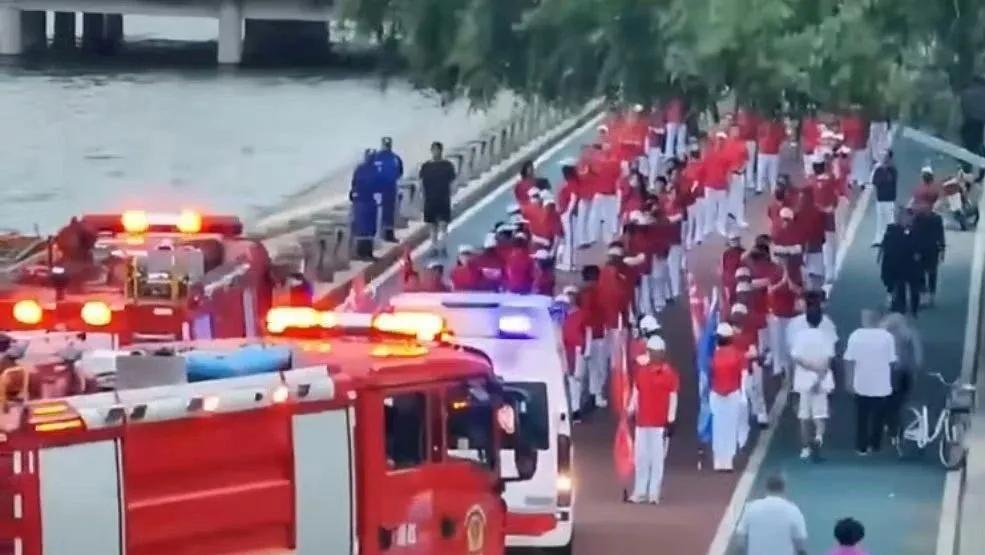 觉得但凡有点公德的人，遇见救护车、消防车过来，都会主动避让的，但这个暴走团，不仅