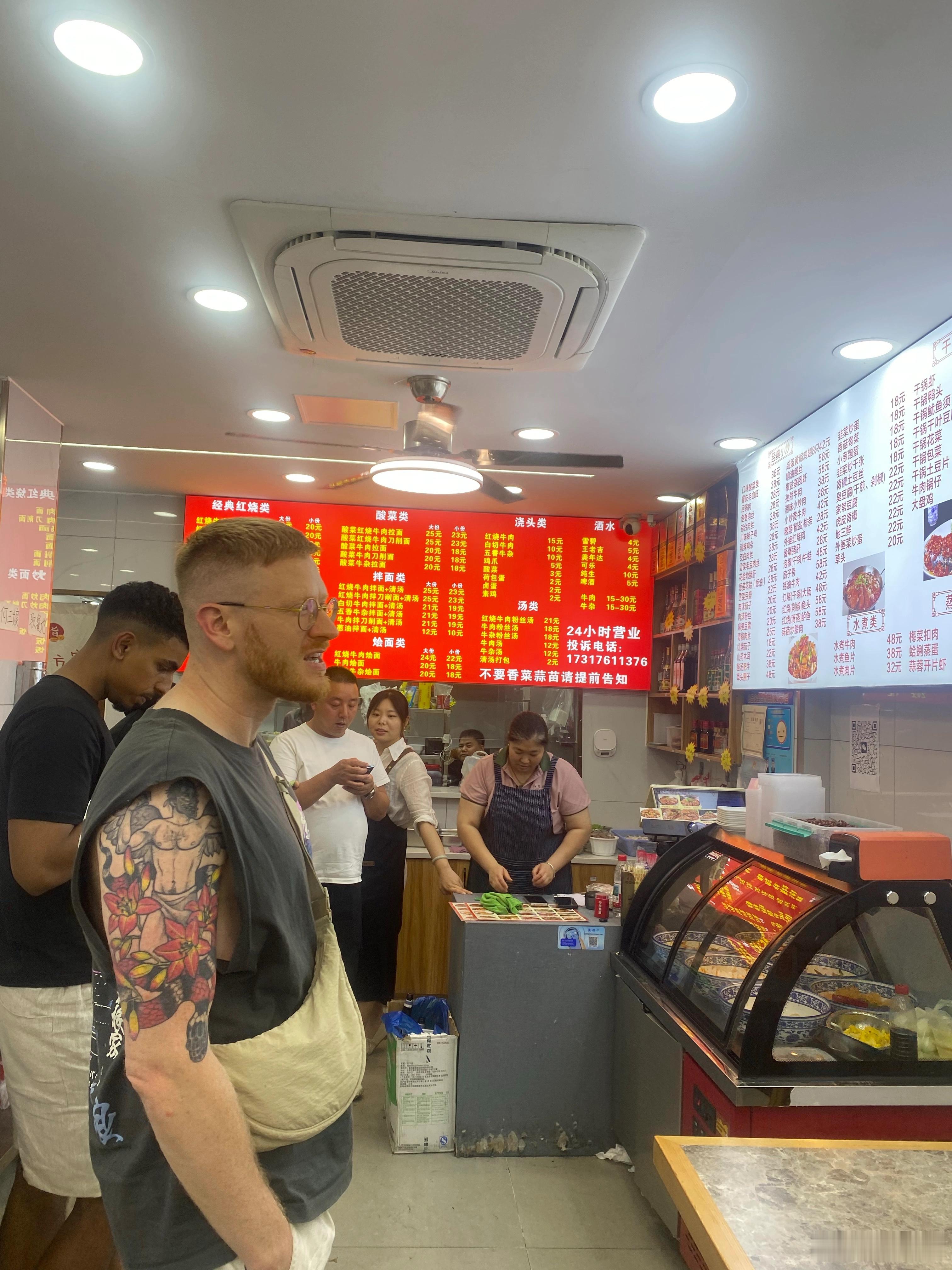 我发现外国人挺喜欢吃拉面的