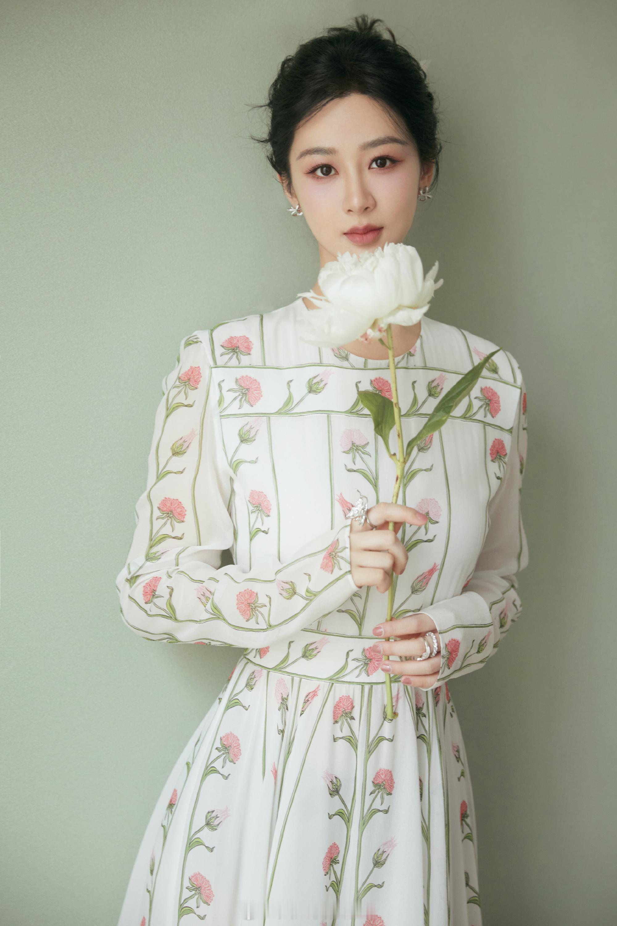 杨紫鲜花裙很美