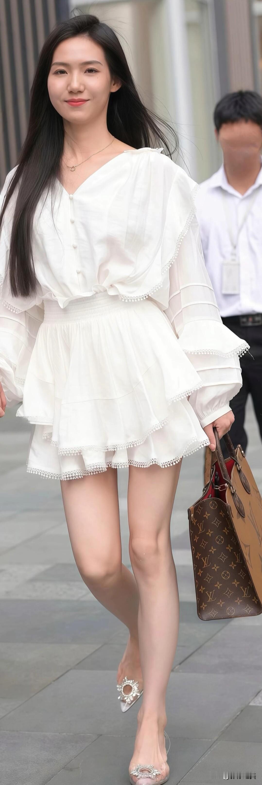 这身全白穿搭太清爽了！宽松上衣配层层荷叶边短裙，温柔又减龄，搭双精致凉鞋，日常出