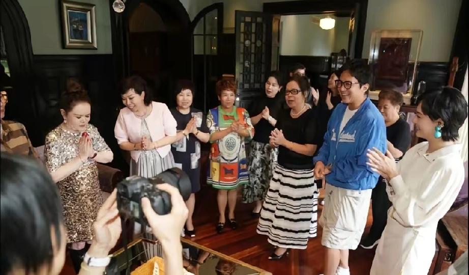 孙俪妈妈生日宴曝光！打扮时髦气质出众，苦尽甘来太让人感慨孙俪母亲邓