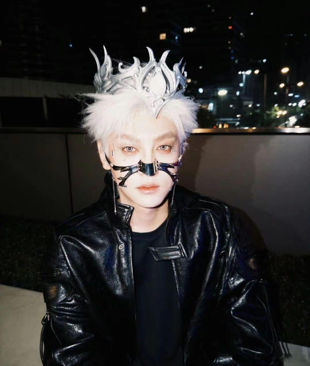 田栩宁哥哥的面具是不是戴反了？