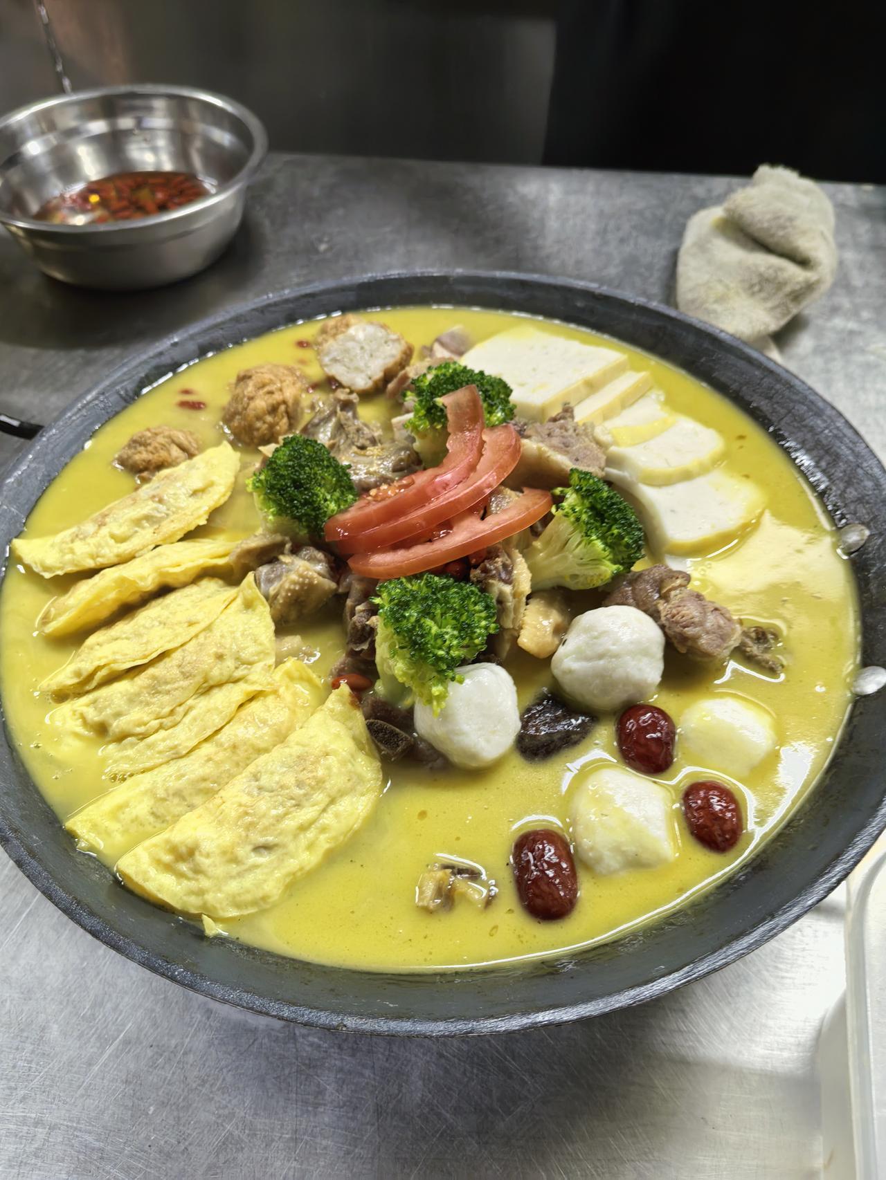 掌勺多年，最满足的时刻莫过于看着自己做的菜被一扫而空——今天这道「四腊吊锅」，刚