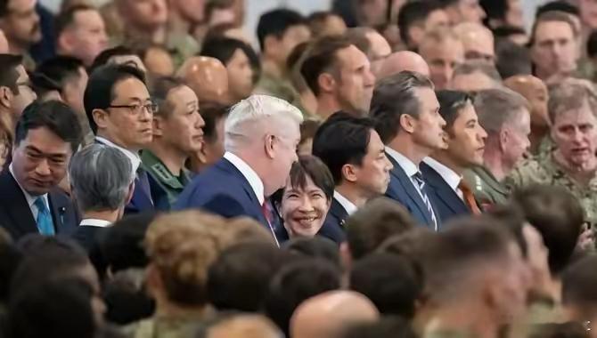 看到没，一位日本男士正在鄙夷的看着一脸谄媚的早苗！​​​