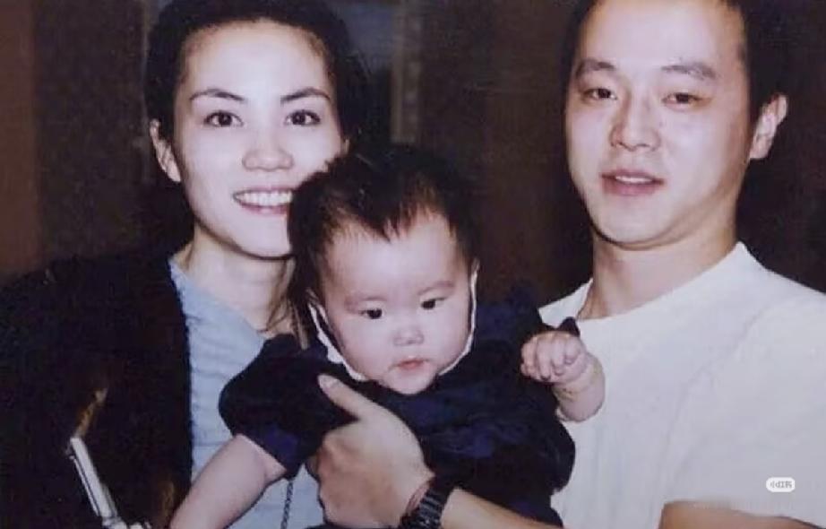 窦唯背着大包袱小行李走在前头，王菲乖巧的跟在身后；窦唯开着小车陪王菲在兜风，王