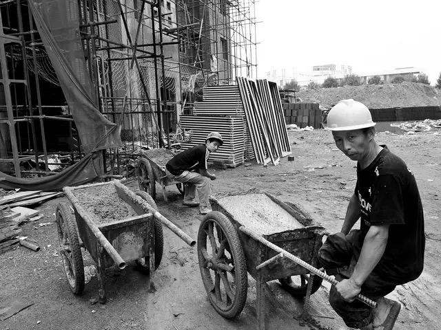 太突然了，刚刚看到消息，一个搬走三十多年的村民儿子，在村民群发布讣告。说他爸