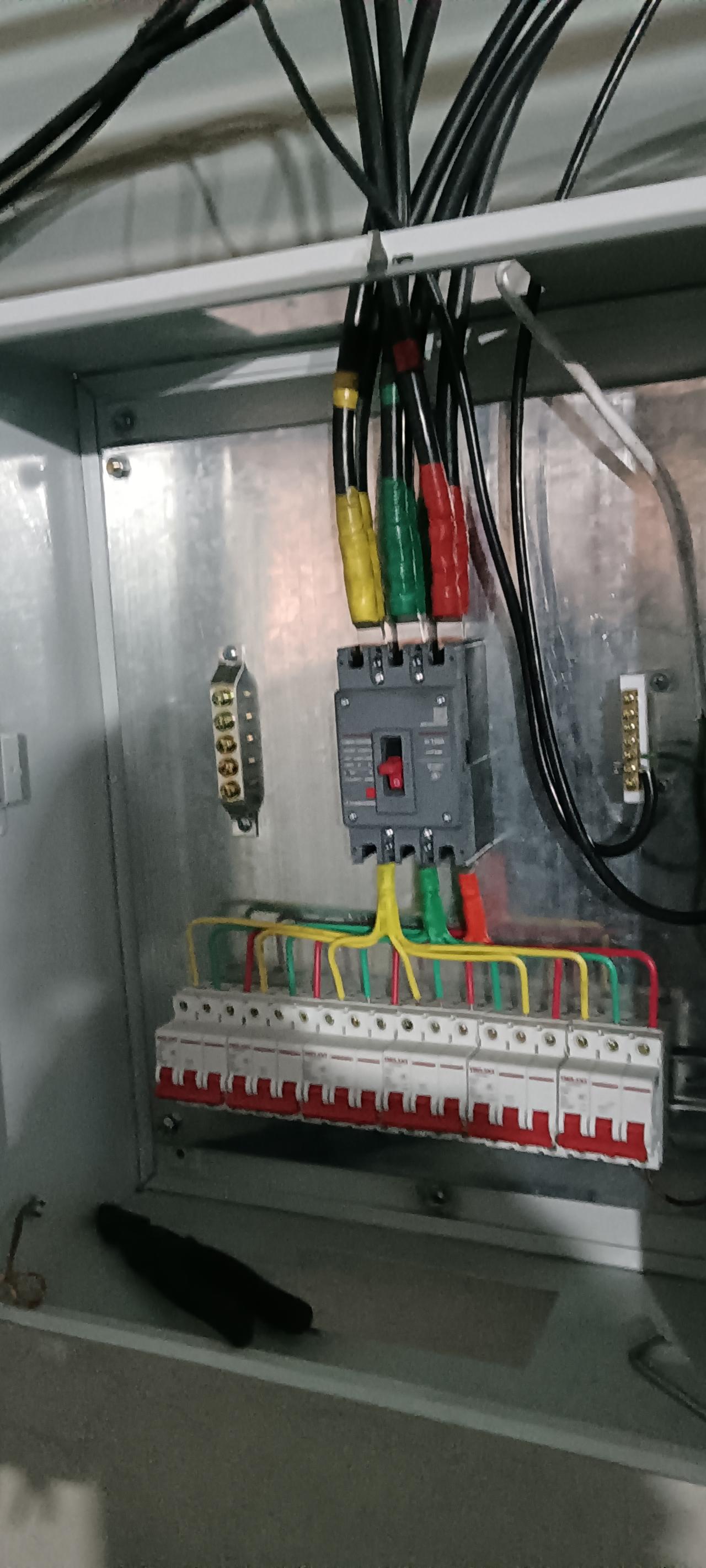 电工师傅这波操作，到底是省钱还是玩命？刚看到小区新换的电箱，我直接愣了！