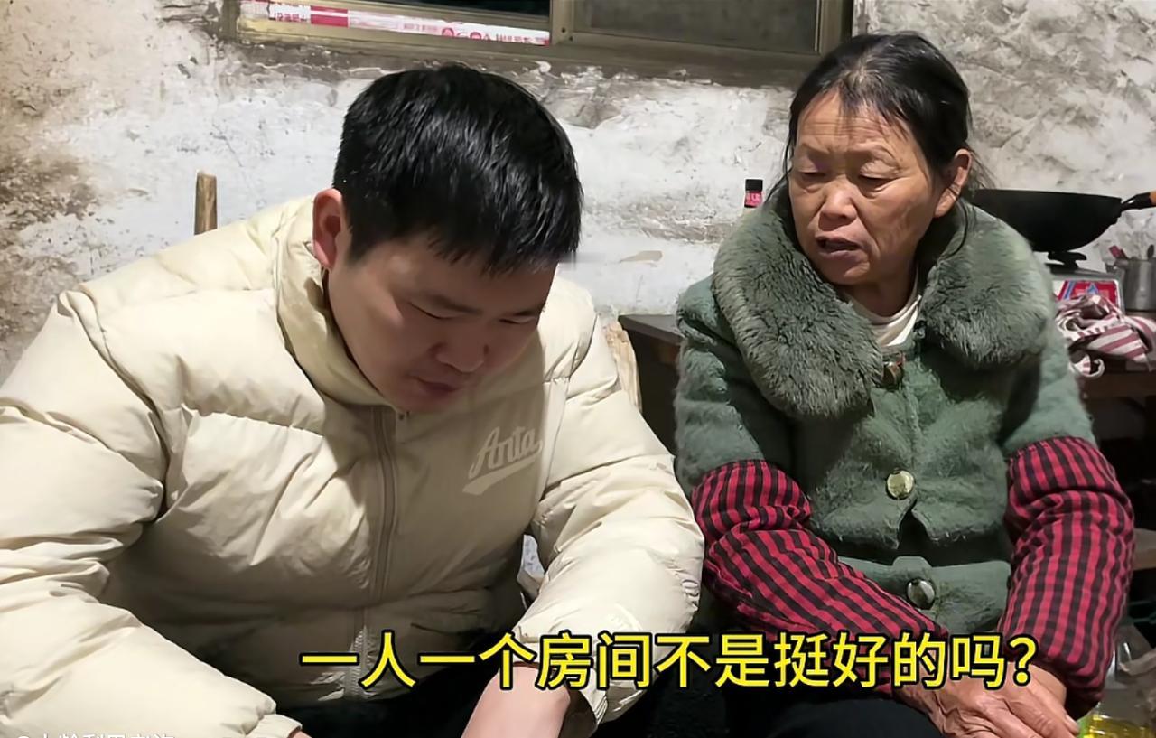 “泥巴屋媳妇照样娶回来，就你们没本事”，愚昧无知的母亲，儿子却是难得的清醒。