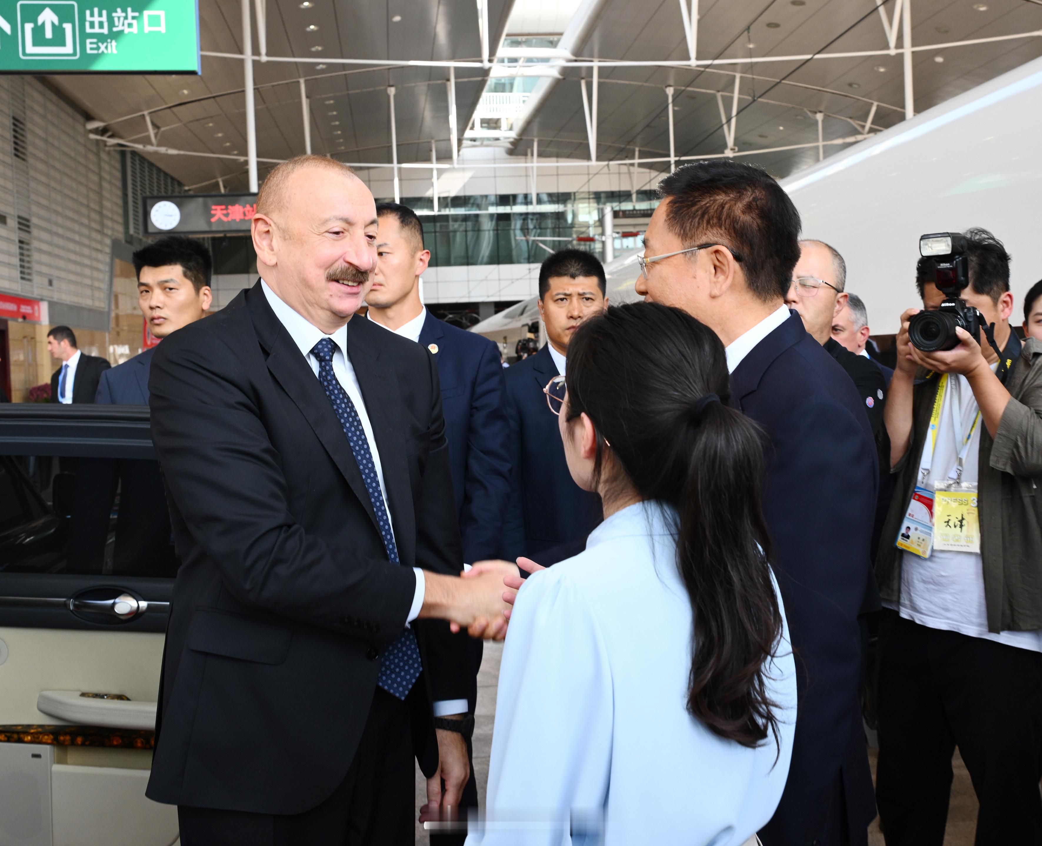阿利耶夫乘坐复兴号高铁抵达北京阿塞拜疆总统乘高铁抵京多国领导人乘高铁抵达北京​