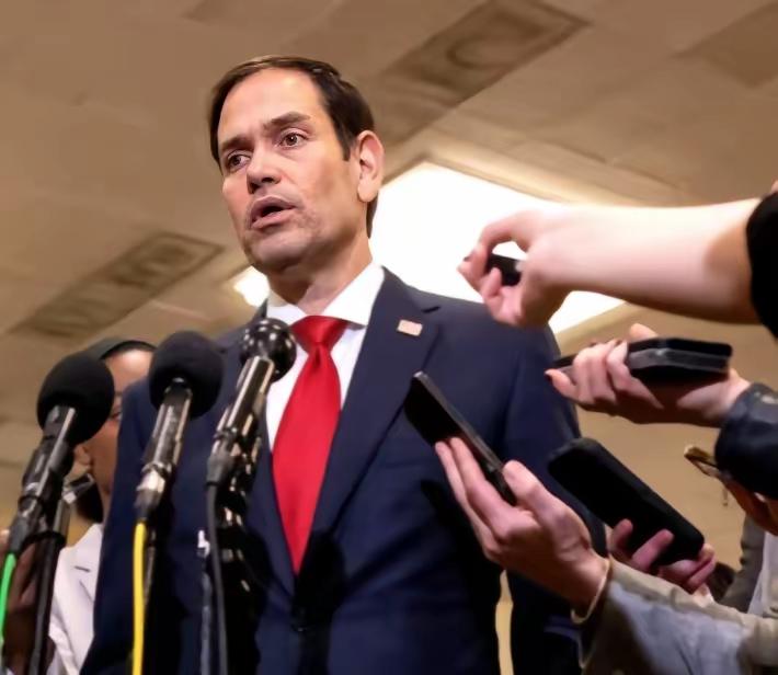 ​美国外长卢比奥奉劝中国、俄罗斯两个大国不要在美国的后院兴风作浪。他明确地指出：