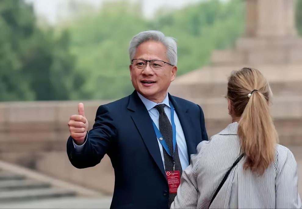 当看到华为发布韬定律的时候，黄仁勋的心里估计已经开始骂特朗普了！当初我要把芯
