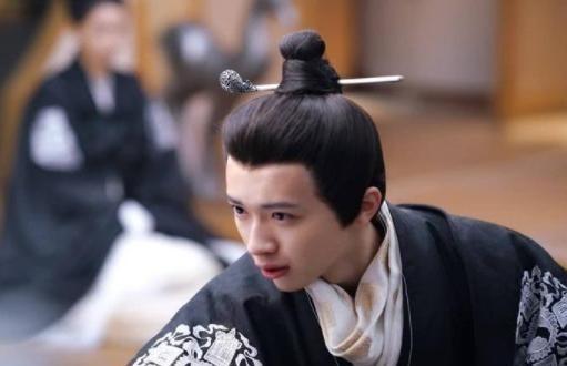 史上最荒唐、最昏庸的皇帝，与亲姐姐私通，腻了之后又给她找了三十个面首。不仅如此，