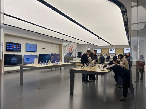 曾经加价几万都未必能提车的豪华品牌，如今正集体放下身段打价格战，维持了几十年的豪车价格体系，正在被快