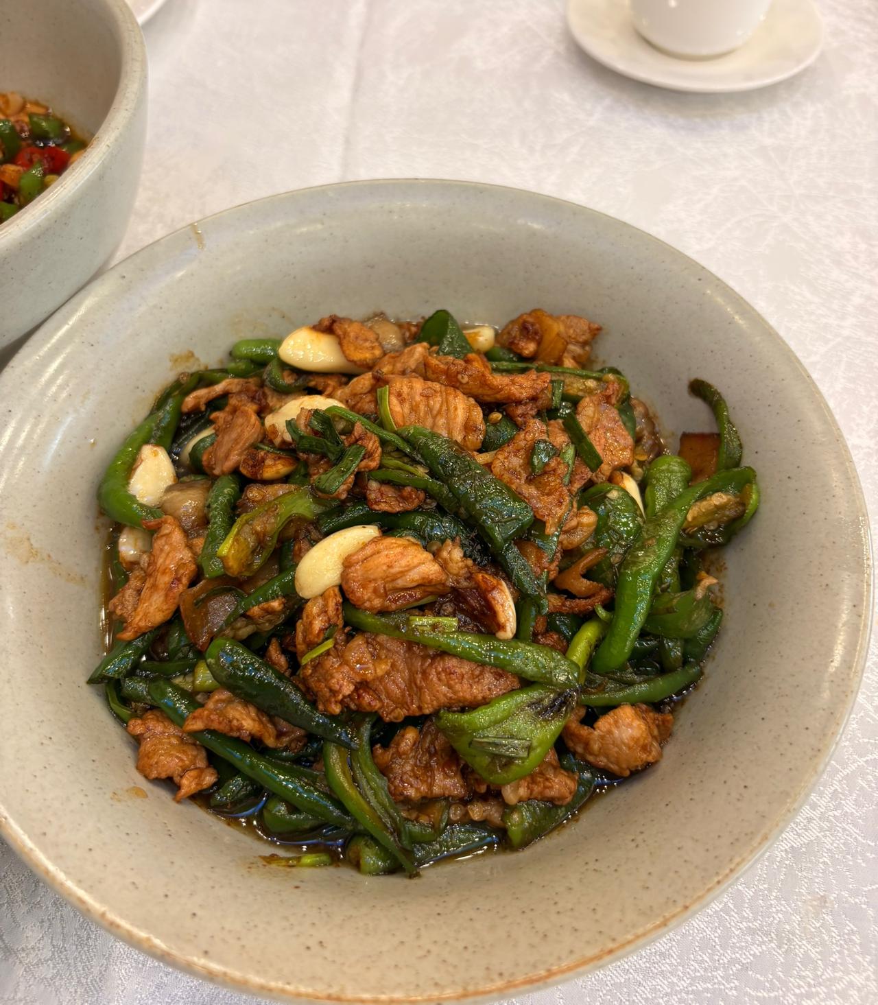 昨天出去吃饭，点了一个辣椒炒肉，菜单上写的叫爱马仕辣椒炒肉，看了菜单我就知道不