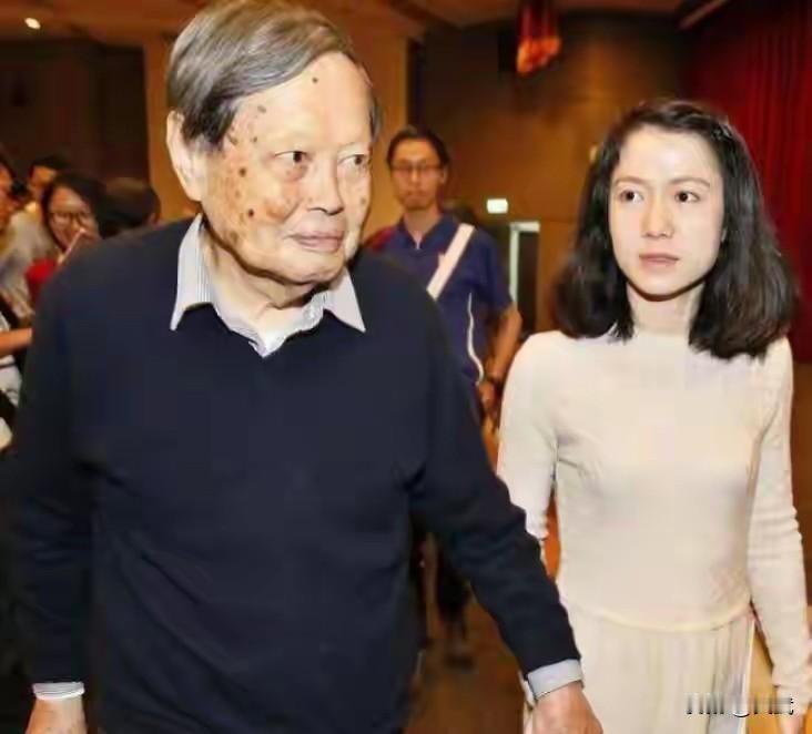 杨先生溘然长逝，让无数人痛心不已，而最悲痛的，当属陪伴他走过21载悠悠岁月的翁帆