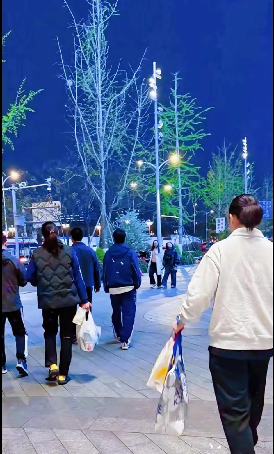 成都偶遇！曼昱封训间隙逛街太自在啦刷到曼昱和小分队在成都逛街的路透，瞬间开