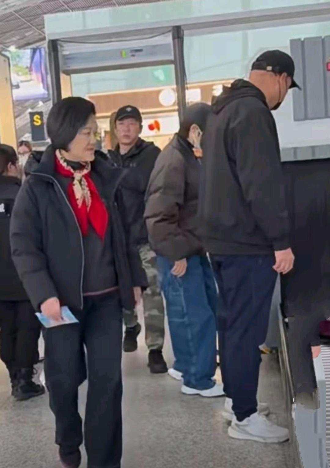 超女李宇春带父母一同出行，春爸爸太帅了！李宇春还是一身中性打扮，戴着棒球帽深色