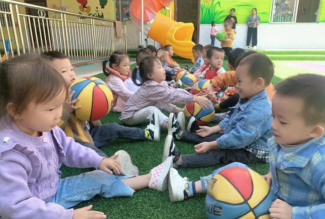 幼儿园里为什么都是女老师？说一个简单的因素，性别差异导致了对待方式的不同。比如男