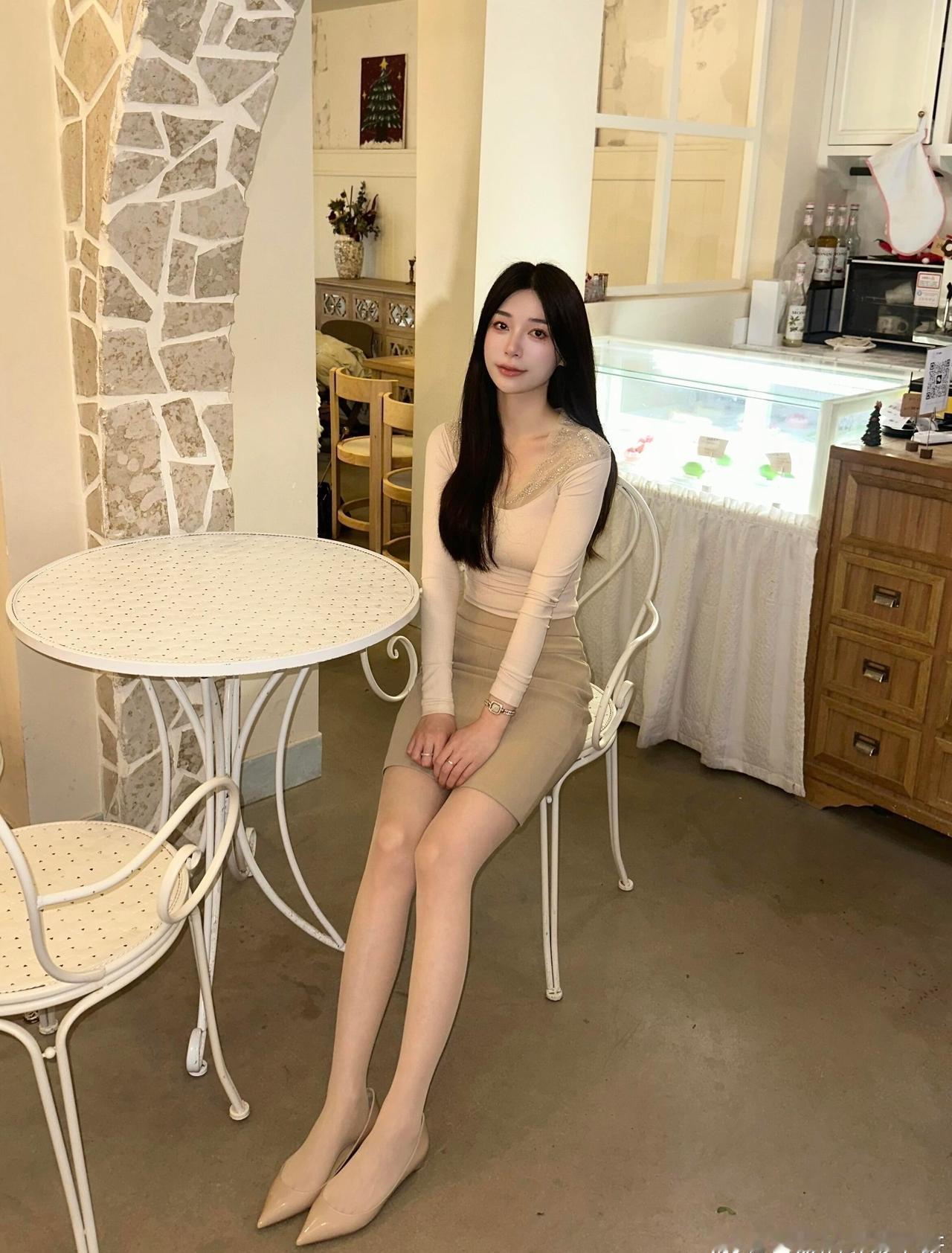 裸色平底鞋与肉色丝袜简直绝配~​​​