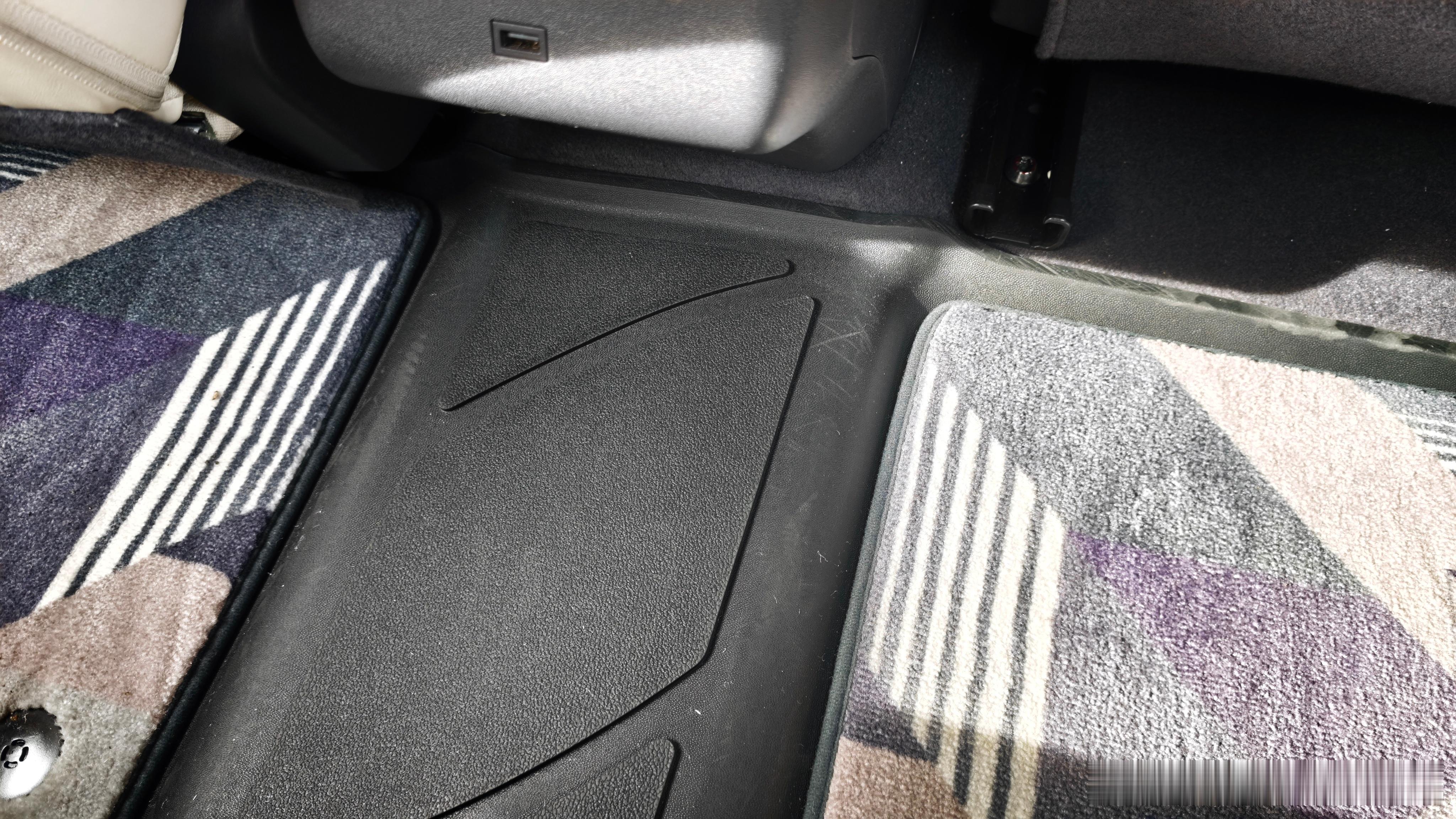 现在的车大都提供原厂TPE防水脚垫，很多还在上面提供一层地毯。那么问题来了，为什