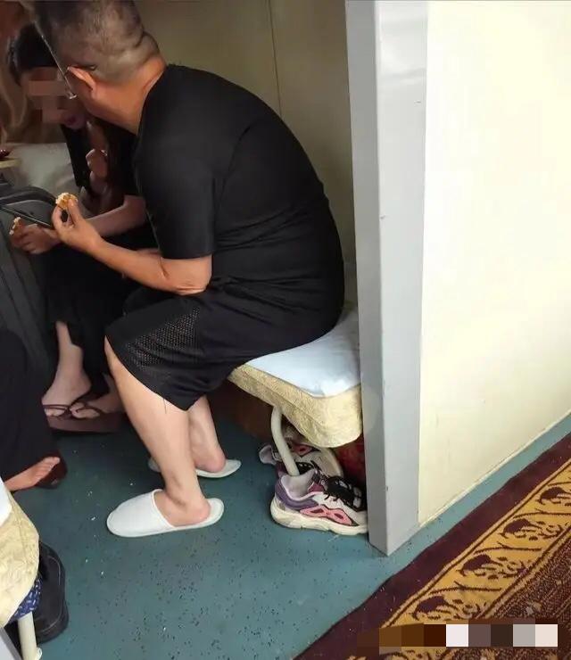现在全网最尴尬的男人就是衡阳绿皮火车上那个自称四川籍贯的中年男子了吧。不是因为他